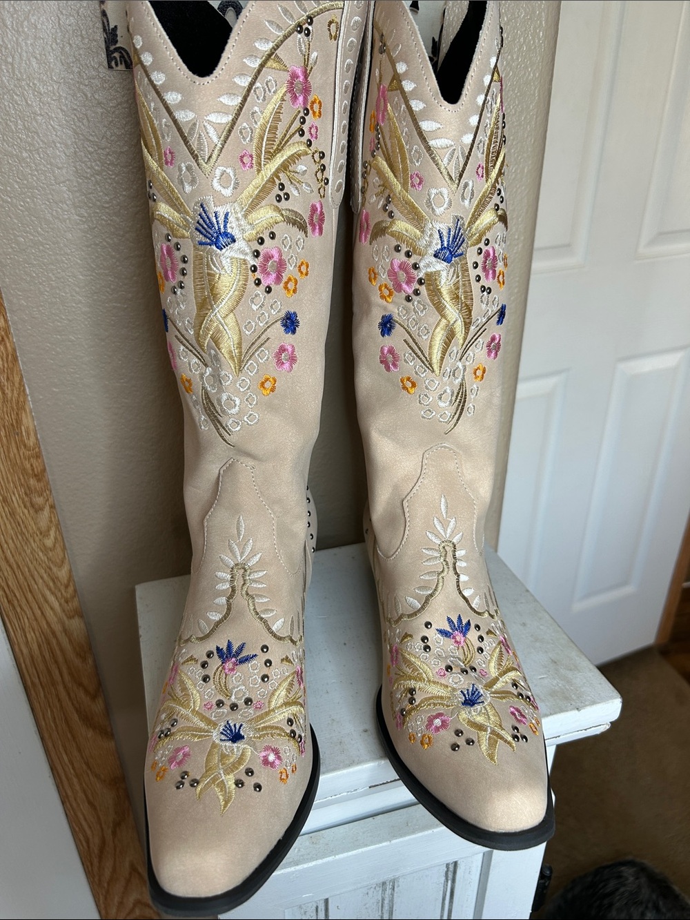 WESTERN Beige Floral Embroidered Heeled Boots - Picture 4 of 7